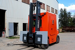 Погрузчик с куполом защиты кабины от радиации